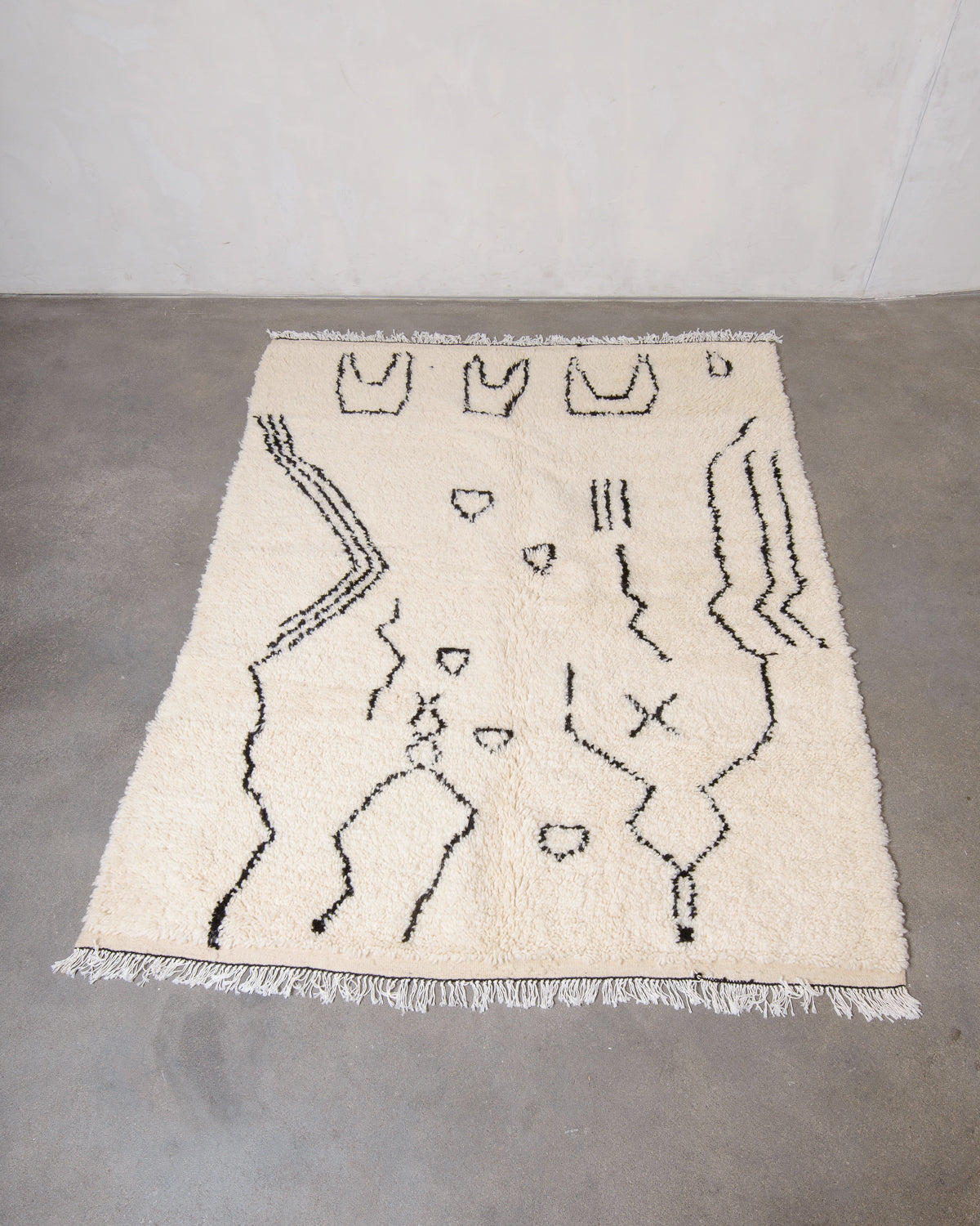 Modern designer handcrafted Berber rug from Morocco. Azilal rug with beautiful colours and patterns. Made of sheep’s wool and cotton.